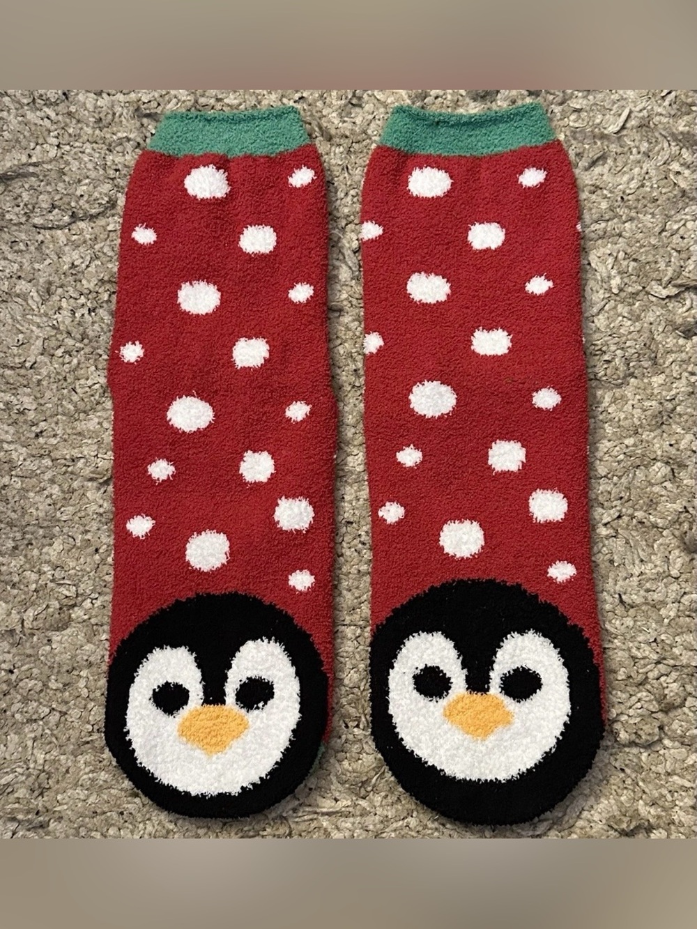 Women’s One Size Red/Green w/ Dots Comfy/Cozy Penguin Winter Holiday Crew Socks